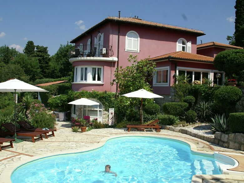 Cosy Apartment With Private Beach In Kraljevica