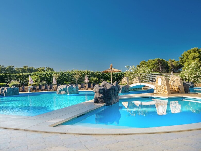 Apartment With Sea View And Ac, 12km From Sibenik