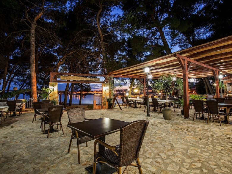 Apartment With Sea View And Ac, 12km From Sibenik