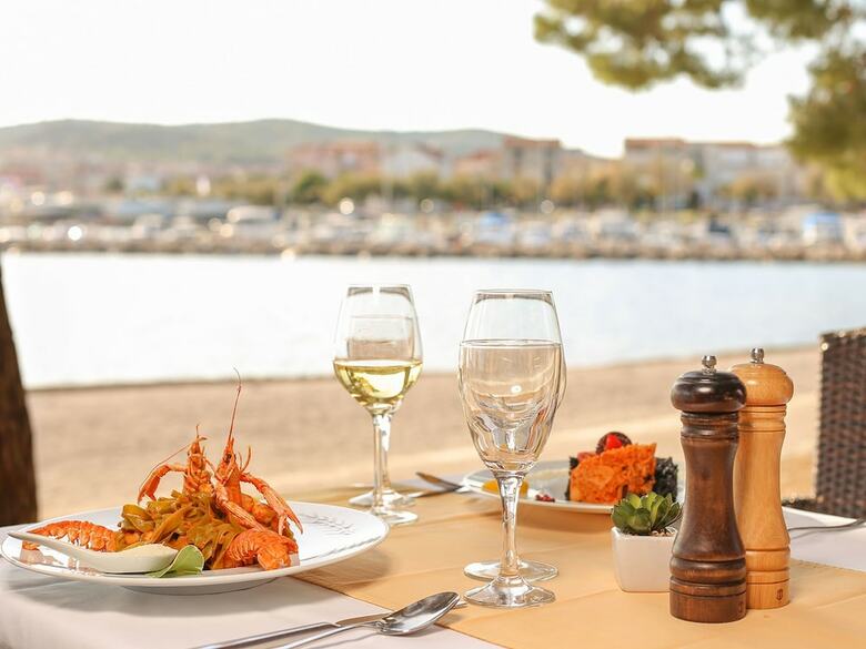 Apartment With Sea View And Ac, 12km From Sibenik