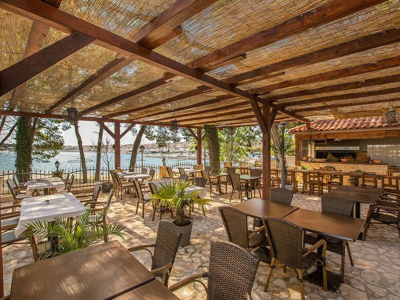 Apartment With Sea View And Ac, 12km From Sibenik