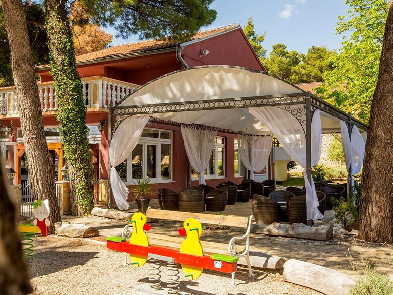 Apartment With Sea View And Ac, 12km From Sibenik