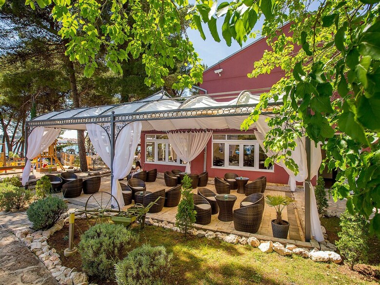 Apartment With Sea View And Ac, 12km From Sibenik