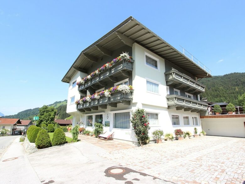 Pleasant Apartment With Ski Storage,balcony, Garden, Parking