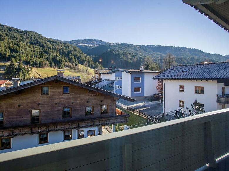 Pleasant Apartment With Ski Storage,balcony, Garden, Parking