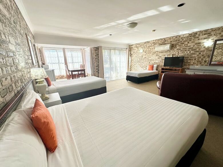 Hotel Airport Motel Sir Francis Drake