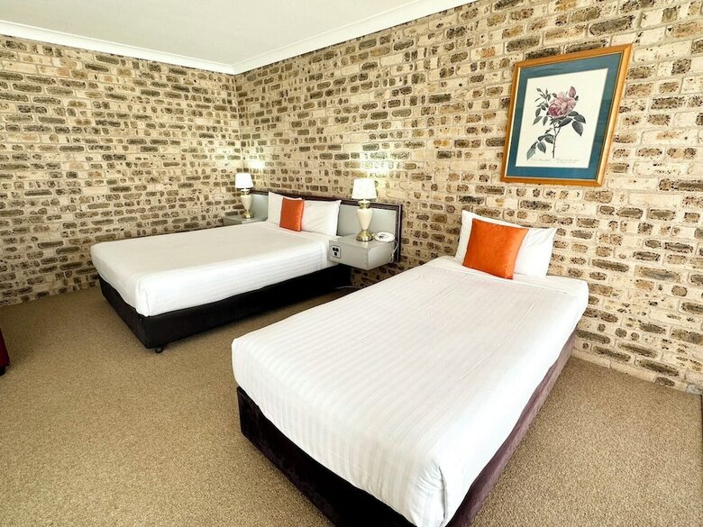 Hotel Airport Motel Sir Francis Drake