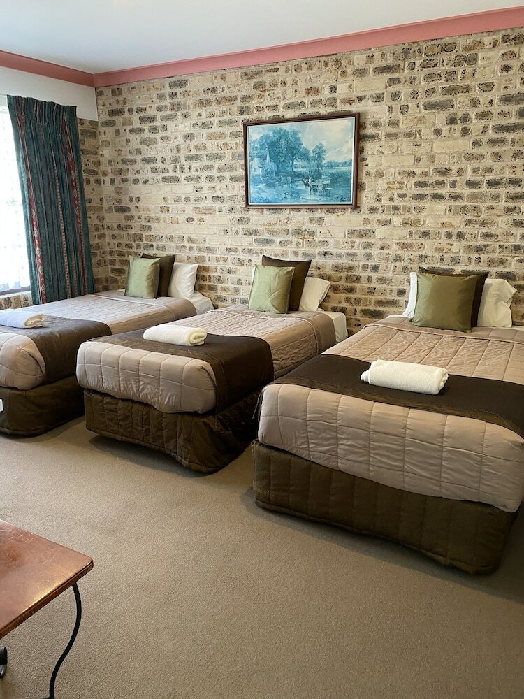 Hotel Airport Motel Sir Francis Drake