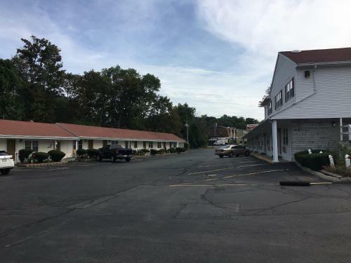 Chisholm's Motor Inn