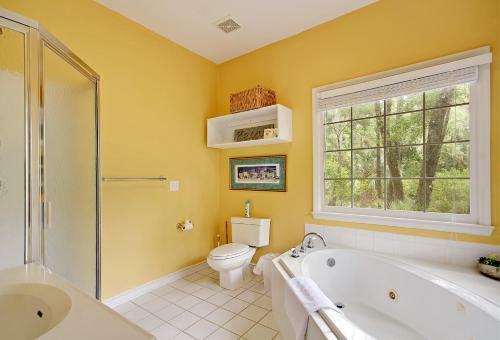 Spacious Overlooking Lagoon Home