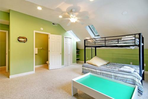 Spacious Overlooking Lagoon Home