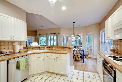 Spacious Overlooking Lagoon Home