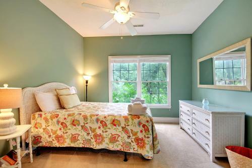 Spacious Overlooking Lagoon Home