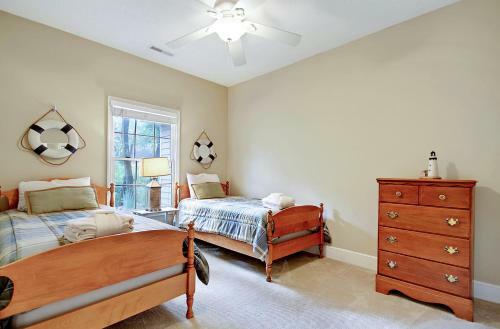 Spacious Overlooking Lagoon Home