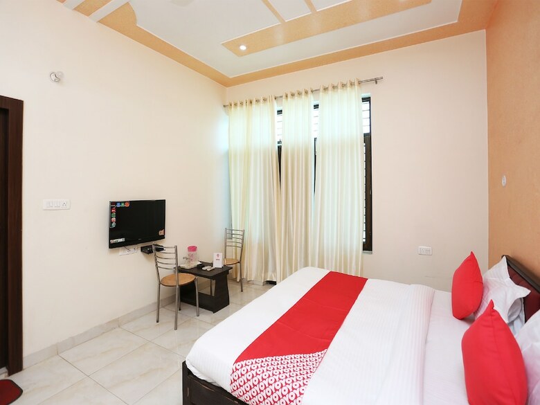 Oyo 17066 Hotel Pushpa Palace