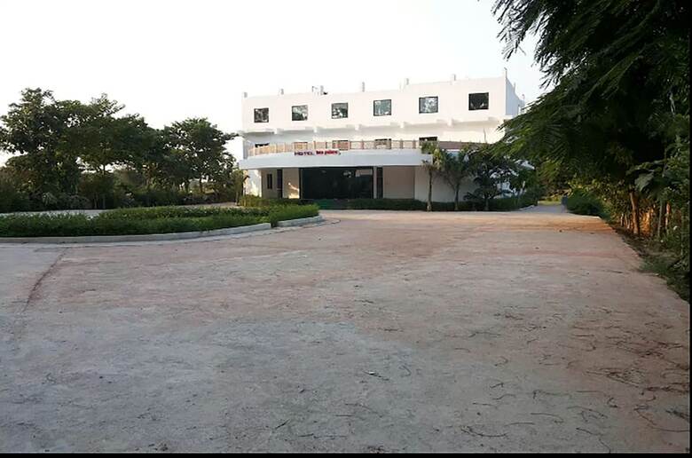 Oyo 24081 Hotel Lata Palace & Resort