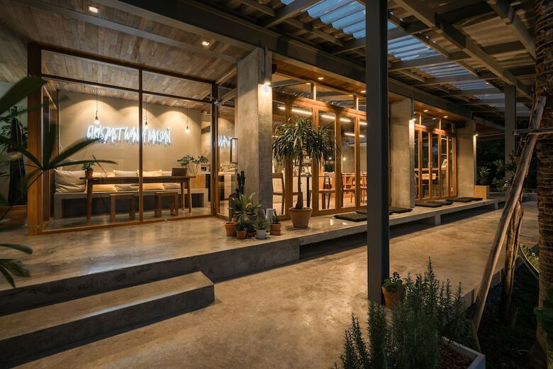 Hotel Sunkiss Pool.bed.cafe