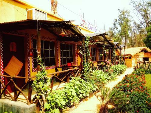Hotel Roshnai Village Resort