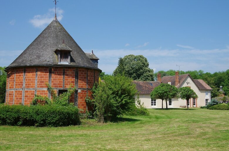 Chateau De Courcelles Le Roy