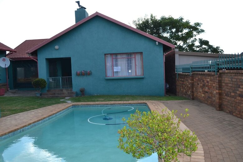 Villa Africa Emerald At 47 Petronella