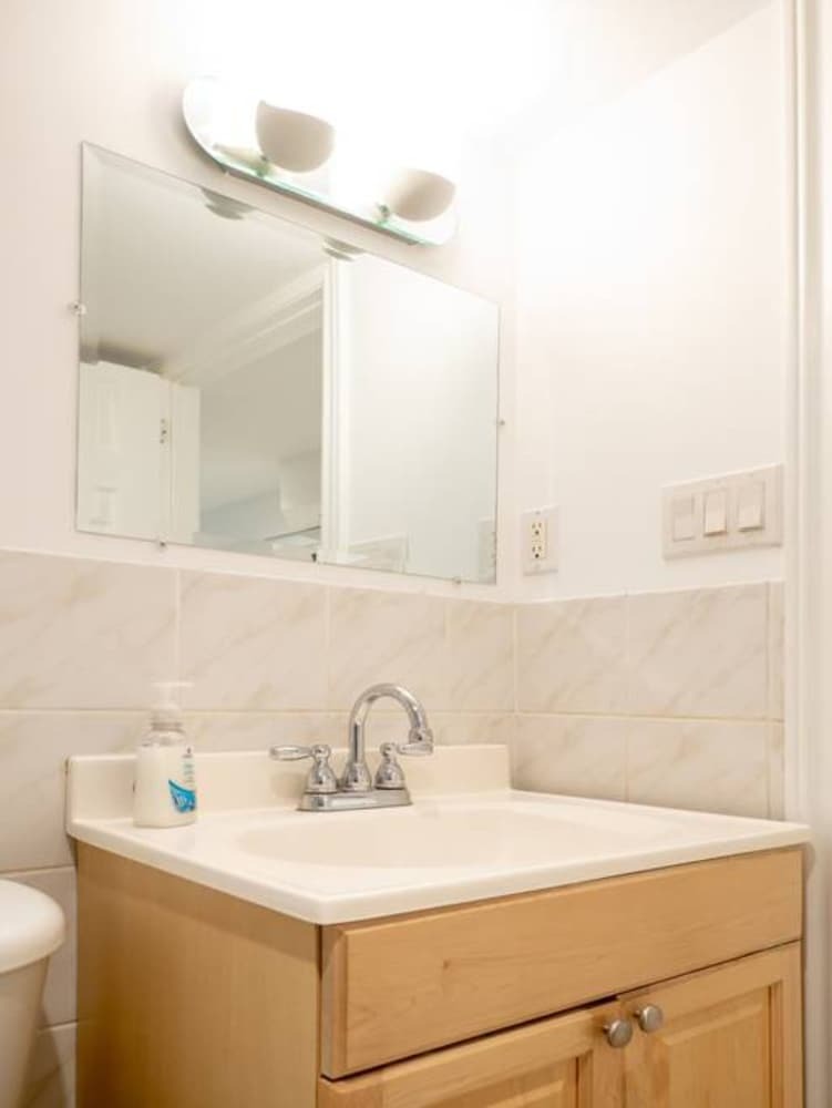Quiet Greektown 1 Bedroom Apartment