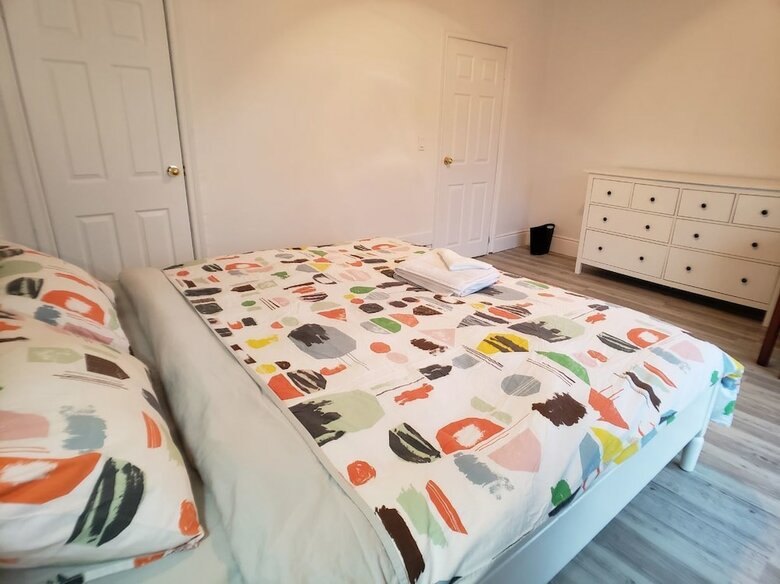 King Bed Home With Park View