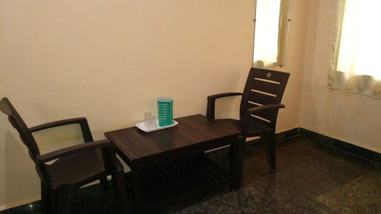 Hotel Iroomz Aditya Residency