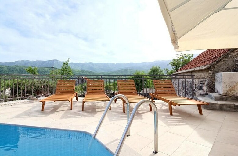 Villa Mons