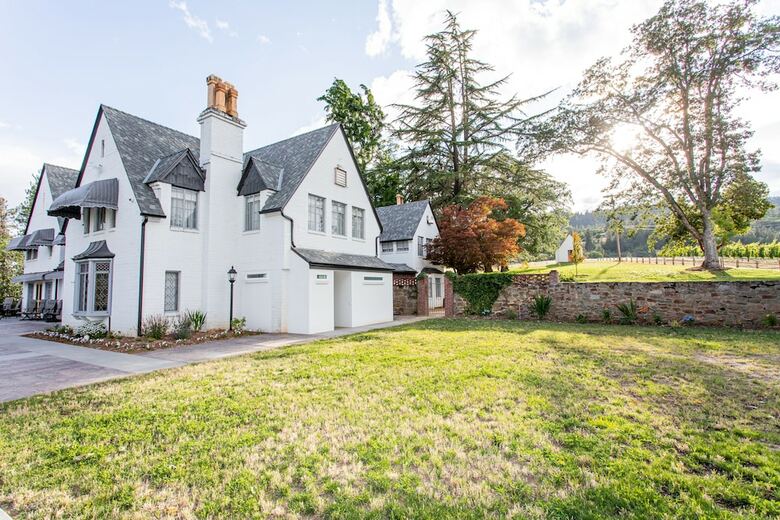 Bed & Breakfast Hummingbird Estate Wine & Suites