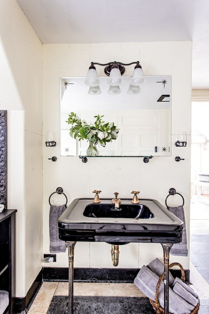 Bed & Breakfast Hummingbird Estate Wine & Suites