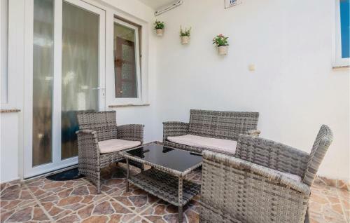 Two-bedroom Apartment In Supetarska Draga