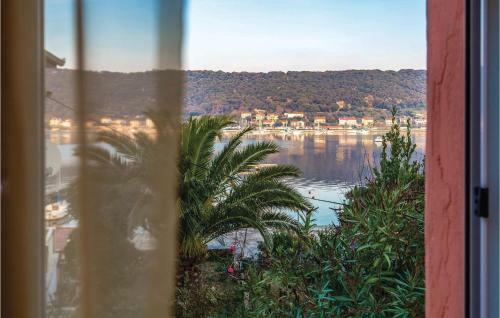 Two-bedroom Apartment In Supetarska Draga