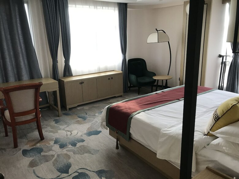 Metropolis Golf Hot Spring Hotel