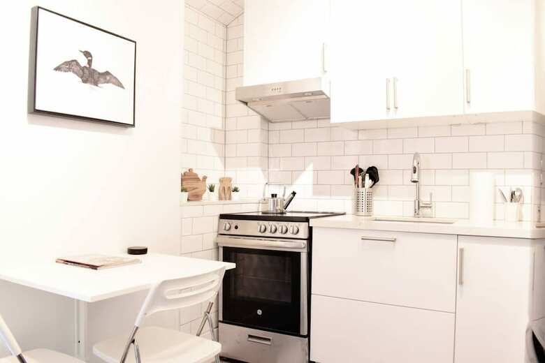 Beautiful Main Floor Apartment In The Annex