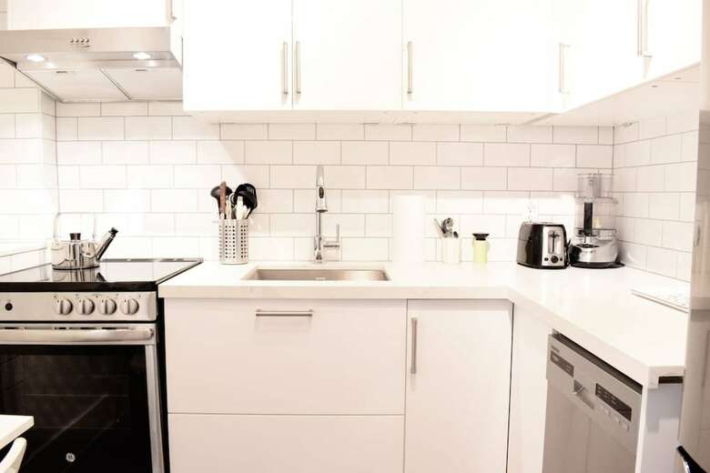 Beautiful Main Floor Apartment In The Annex