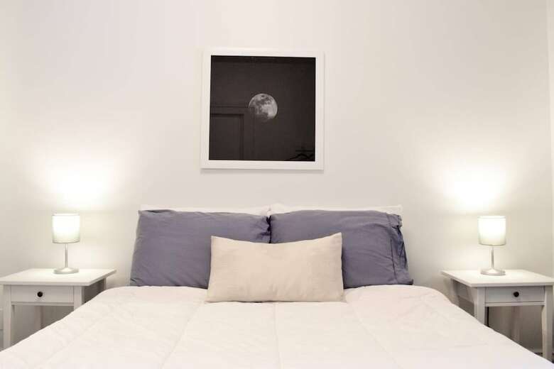 Beautiful Main Floor Apartment In The Annex