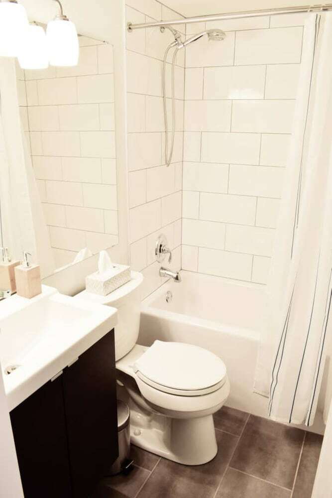 Beautiful Main Floor Apartment In The Annex