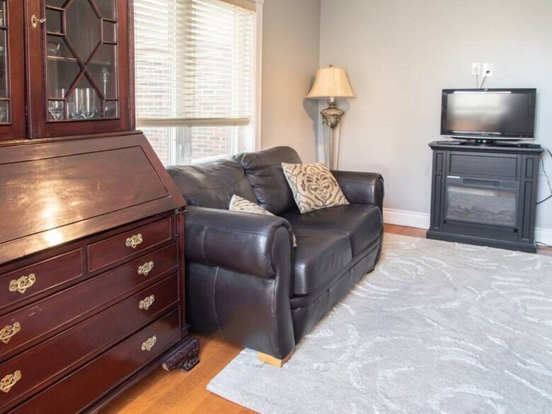 Charming Newly Renovated 2 Bedroom Apartment