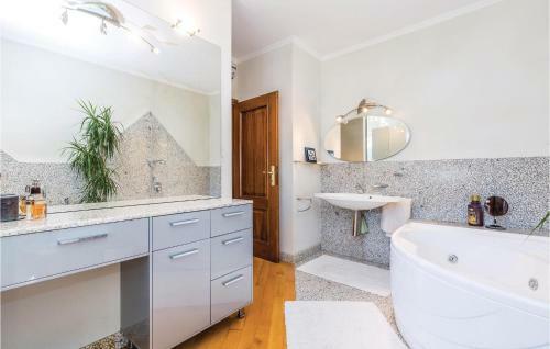 Four-bedroom Holiday Home In Rijeka