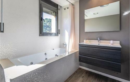 Three-bedroom Holiday Home In Santa Susanna