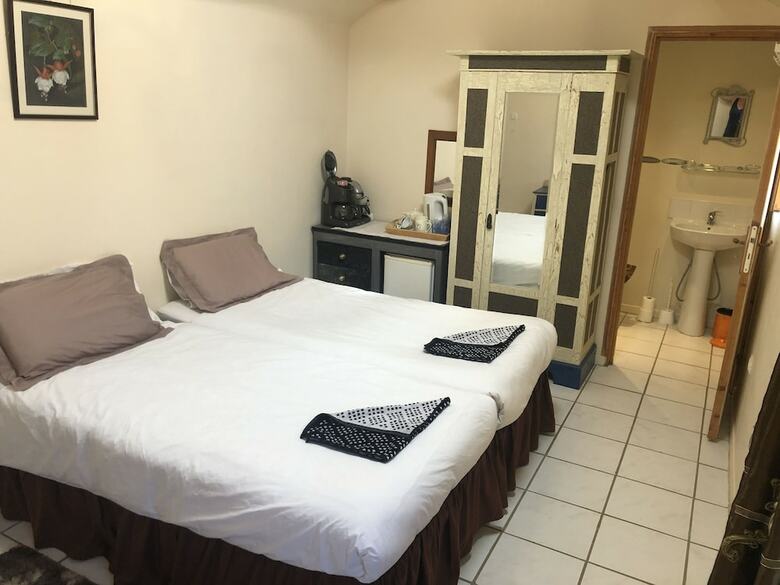 1 Bedroom Peaceful Lake Room With Lake Views