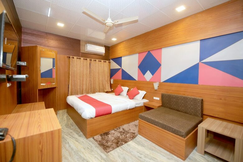 Oyo 29245 Hotel E Square