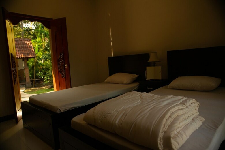 Hostal Arnata Guest House