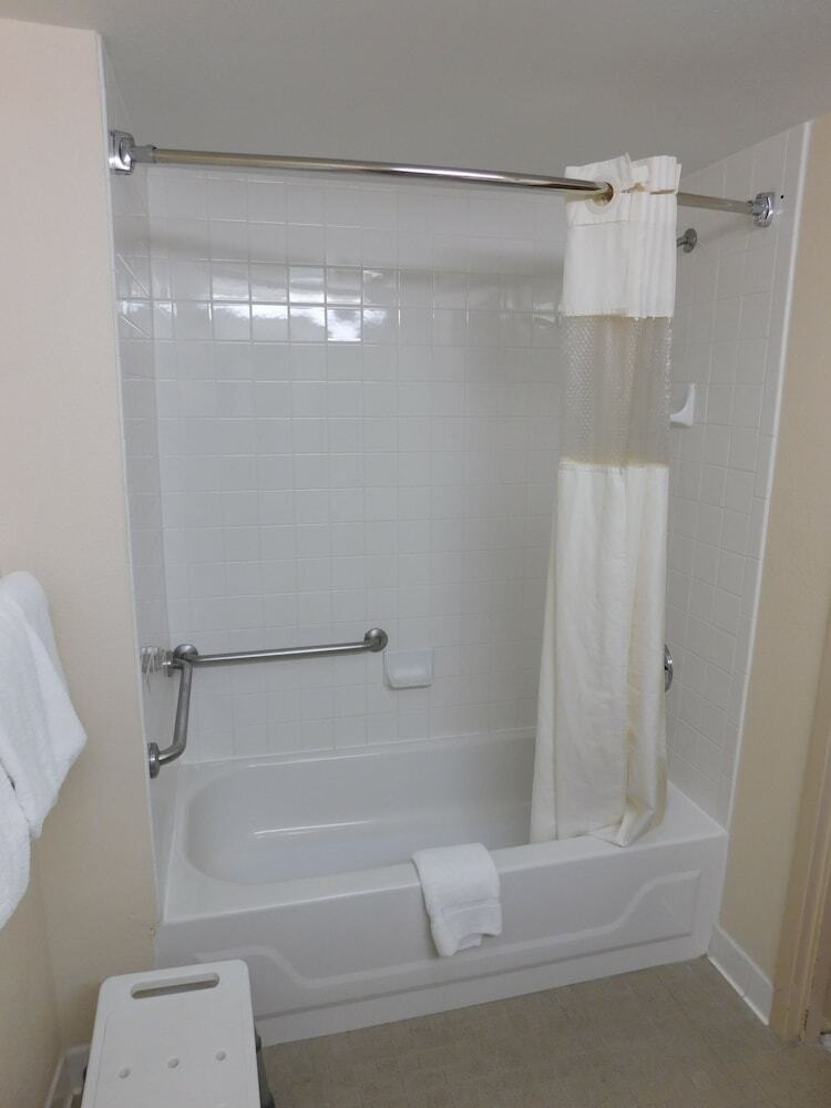 Hotel Days Inn & Suites By Wyndham Cedar Rapids