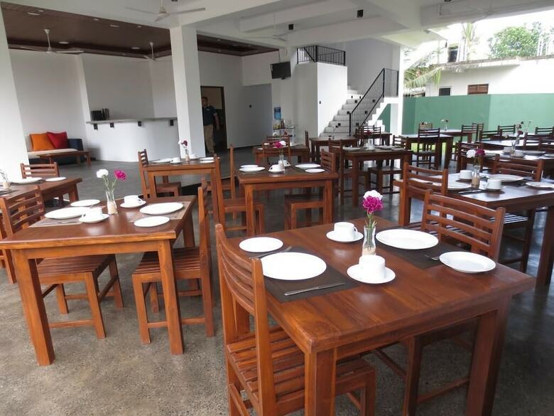 Hotel Chaaya Inn