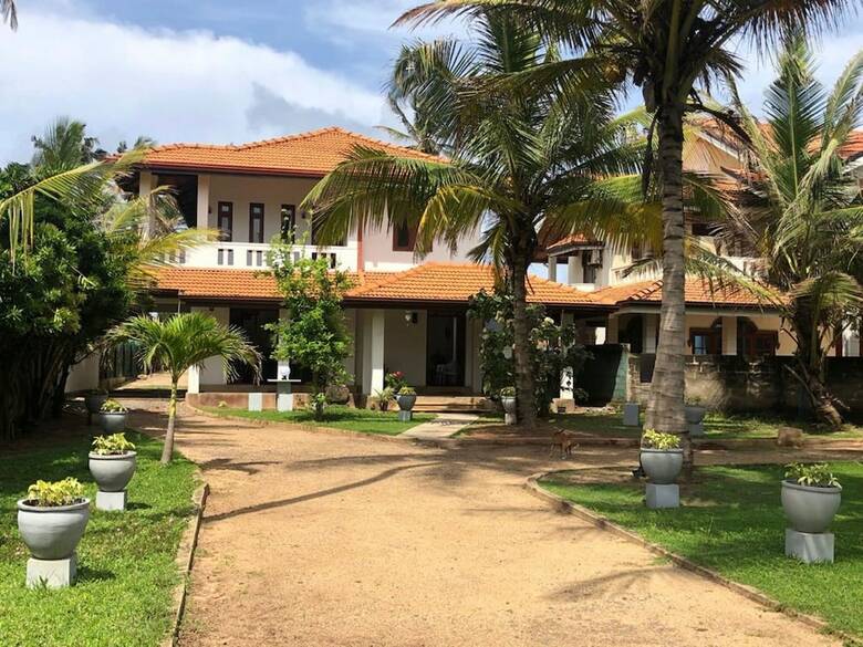 Bed & Breakfast C J Beach Resort