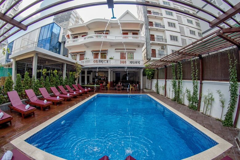 Hostal Poolside Villa