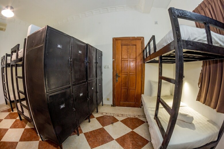 Hostal Poolside Villa