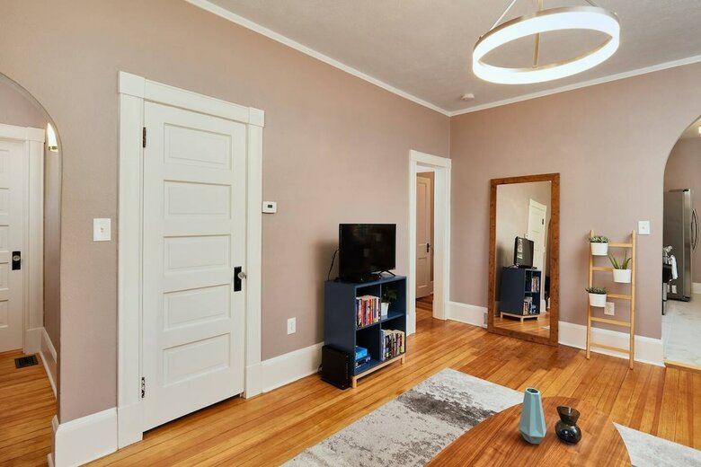 2br Olympic Center Downtown