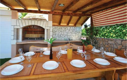 Beautiful Home In Solin With Wifi And 6 Bedrooms